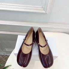 Maison Margiela· 马吉拉26𝐬𝐬 2026春夏新品 MM6复古分趾玛丽珍芭蕾鞋———————— MM6 Maison Margiela· 马吉拉26𝐬𝐬 2026春夏新品 MM6复古分趾玛丽珍芭蕾鞋———————— MM6