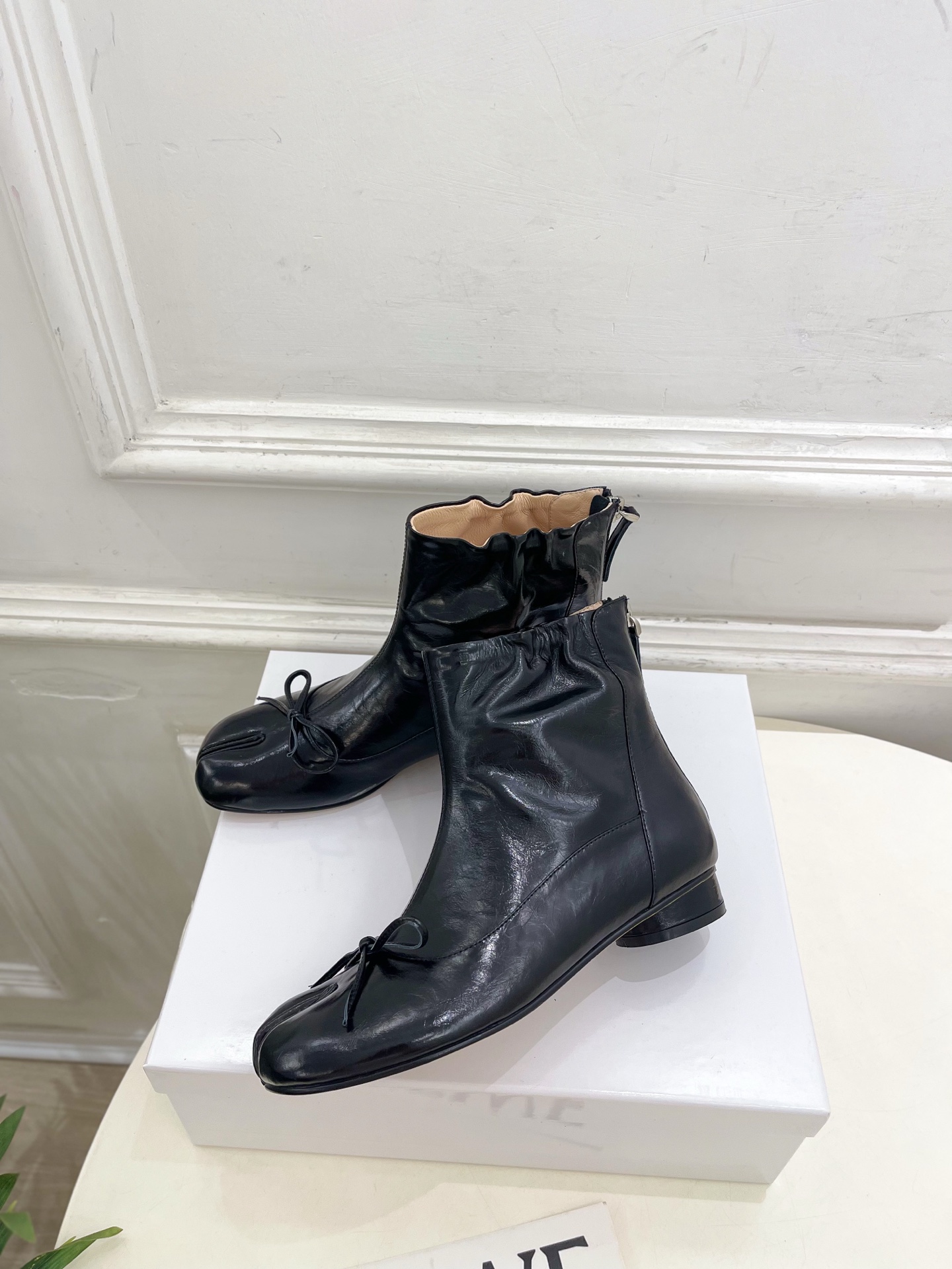 Maison Margiela· 马吉拉26𝐬𝐬 2026秋冬新品 MM6复古蝴蝶结褶皱分趾短靴———————— MM Maison Margiela· 马吉拉26𝐬𝐬 2026秋冬新品 MM6复古蝴蝶结褶皱分趾短靴———————— MM