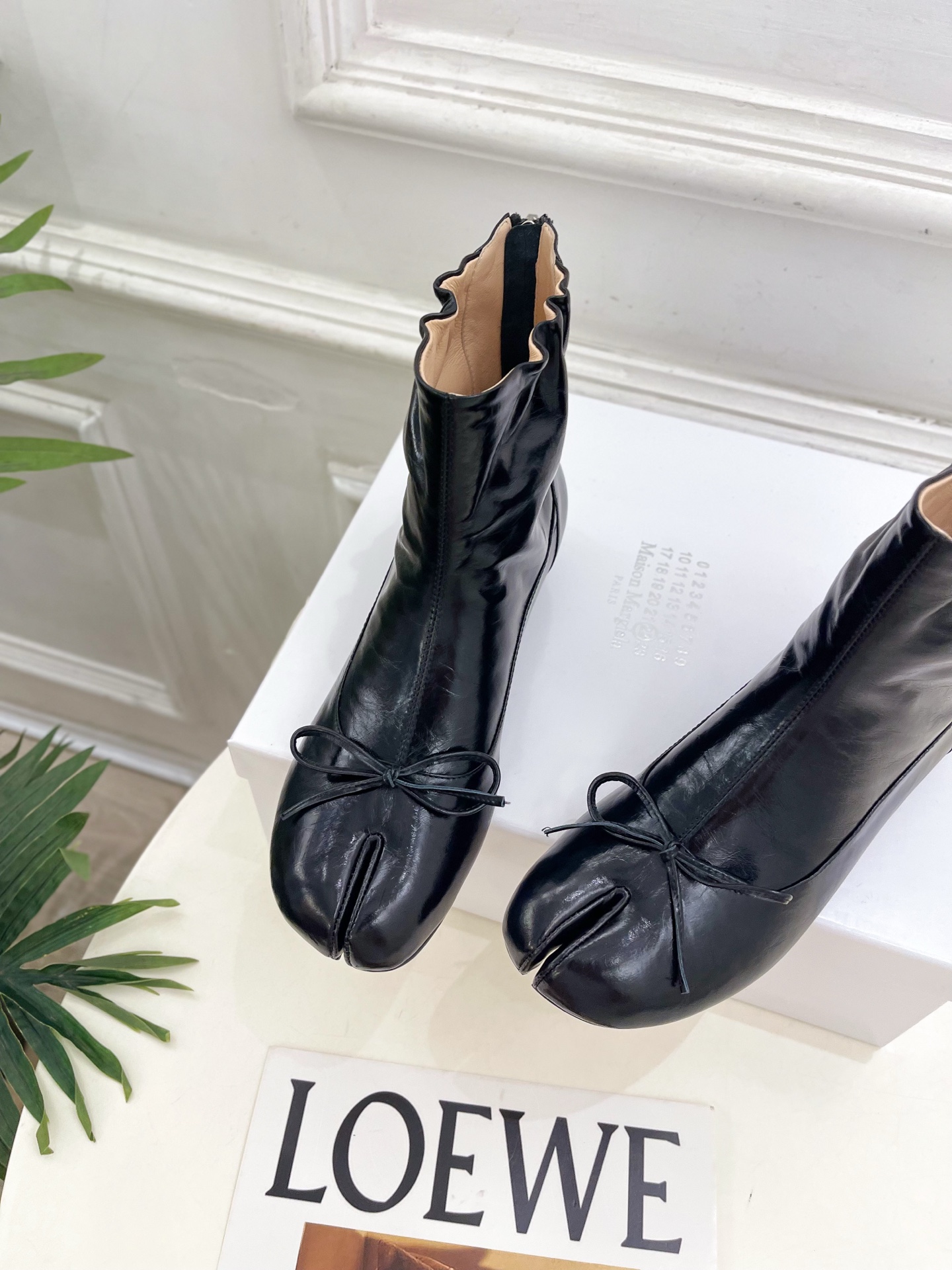 Maison Margiela· 马吉拉26𝐬𝐬 2026秋冬新品 MM6复古蝴蝶结褶皱分趾短靴———————— MM Maison Margiela· 马吉拉26𝐬𝐬 2026秋冬新品 MM6复古蝴蝶结褶皱分趾短靴———————— MM