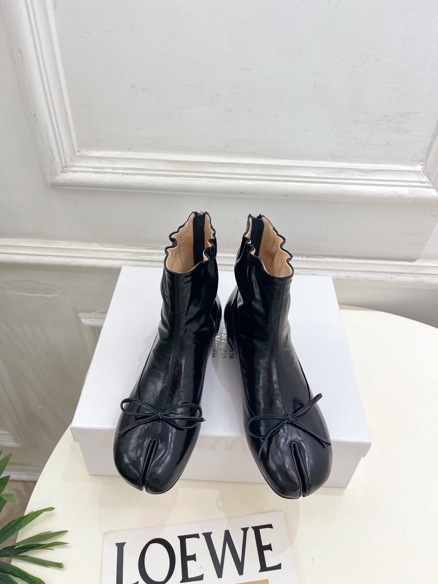 Maison Margiela· 马吉拉26𝐬𝐬 2026秋冬新品 MM6复古蝴蝶结褶皱分趾短靴———————— MM Maison Margiela· 马吉拉26𝐬𝐬 2026秋冬新品 MM6复古蝴蝶结褶皱分趾短靴———————— MM
