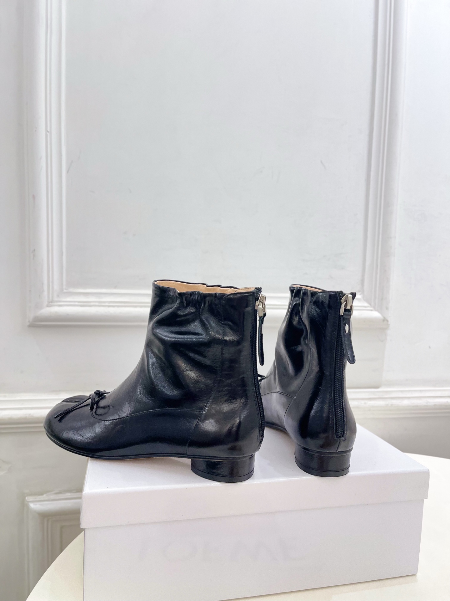 Maison Margiela· 马吉拉26𝐬𝐬 2026秋冬新品 MM6复古蝴蝶结褶皱分趾短靴———————— MM Maison Margiela· 马吉拉26𝐬𝐬 2026秋冬新品 MM6复古蝴蝶结褶皱分趾短靴———————— MM