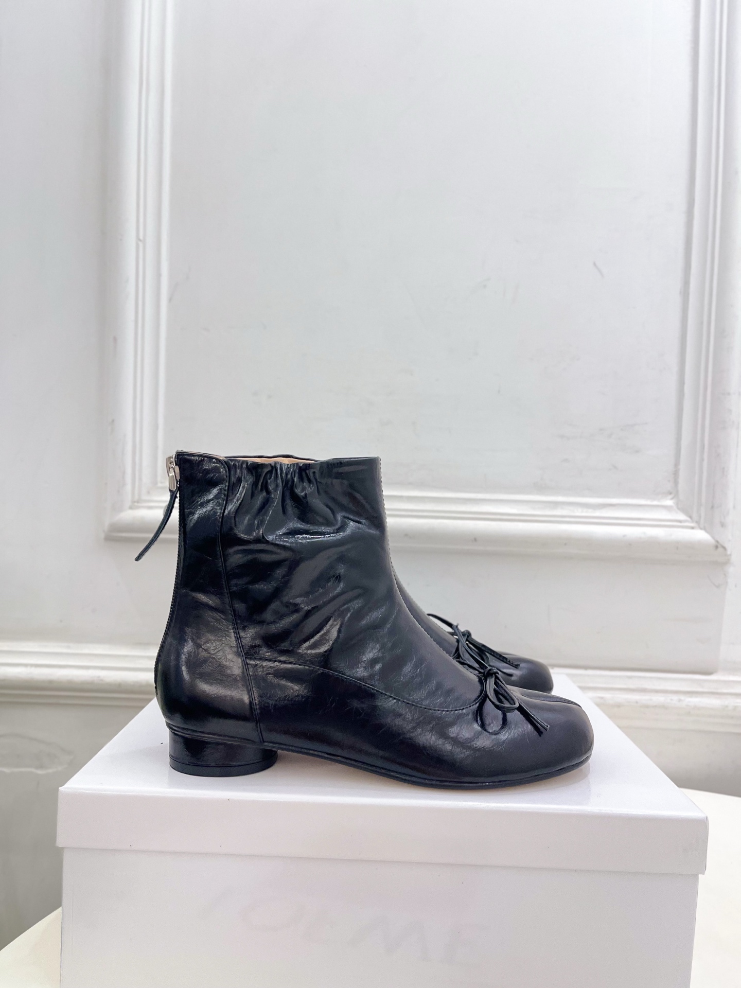 Maison Margiela· 马吉拉26𝐬𝐬 2026秋冬新品 MM6复古蝴蝶结褶皱分趾短靴———————— MM Maison Margiela· 马吉拉26𝐬𝐬 2026秋冬新品 MM6复古蝴蝶结褶皱分趾短靴———————— MM