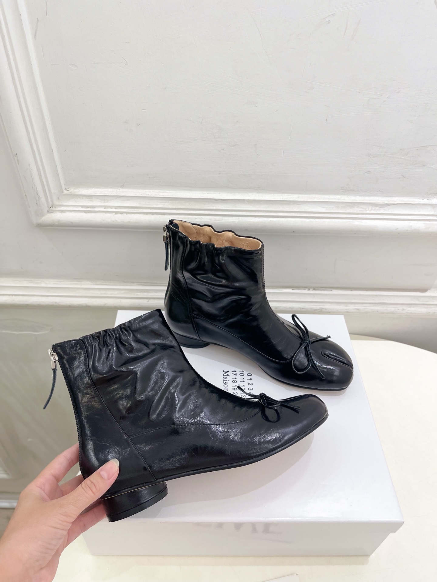 Maison Margiela· 马吉拉26𝐬𝐬 2026秋冬新品 MM6复古蝴蝶结褶皱分趾短靴———————— MM Maison Margiela· 马吉拉26𝐬𝐬 2026秋冬新品 MM6复古蝴蝶结褶皱分趾短靴———————— MM