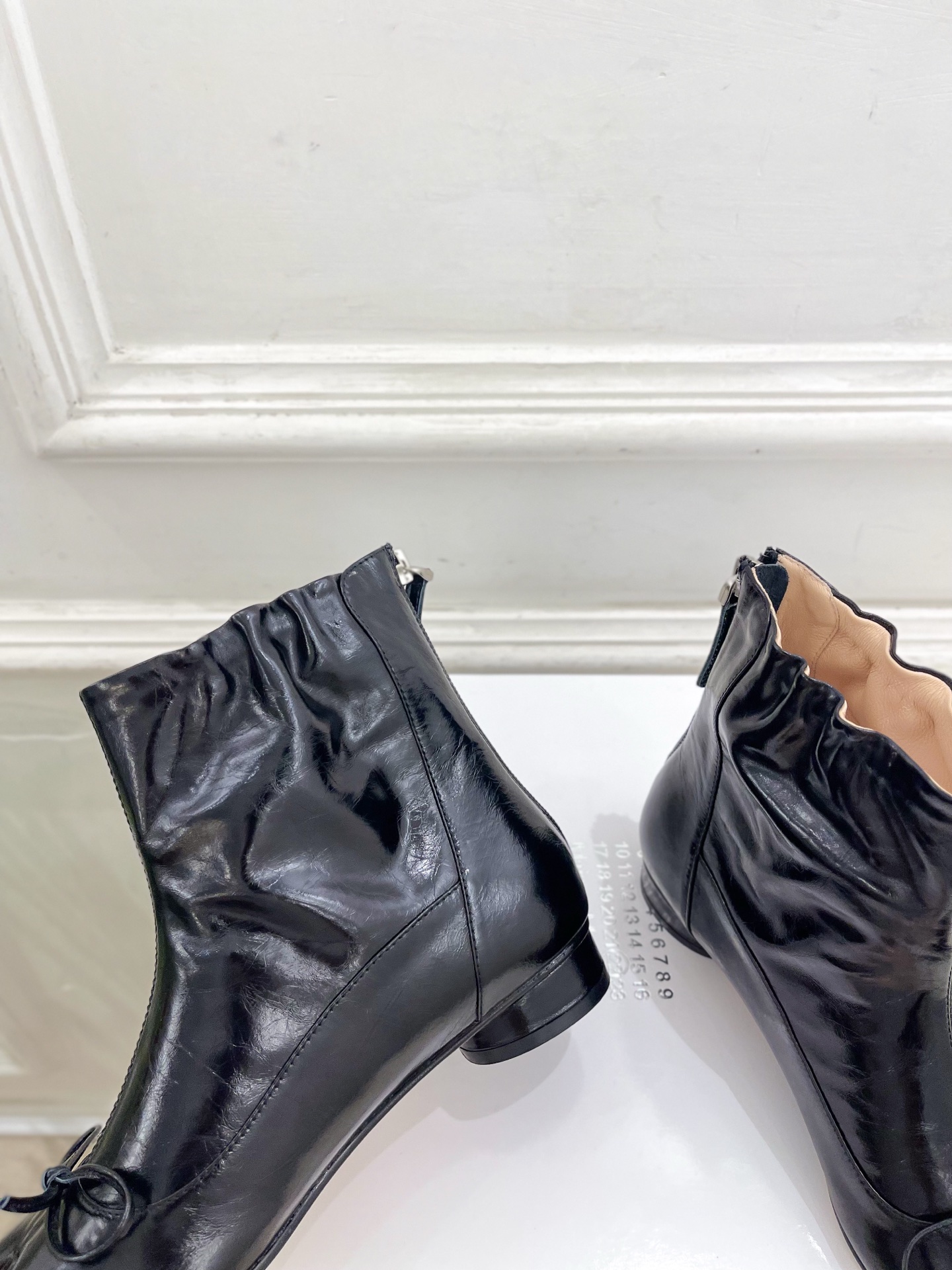 Maison Margiela· 马吉拉26𝐬𝐬 2026秋冬新品 MM6复古蝴蝶结褶皱分趾短靴———————— MM Maison Margiela· 马吉拉26𝐬𝐬 2026秋冬新品 MM6复古蝴蝶结褶皱分趾短靴———————— MM