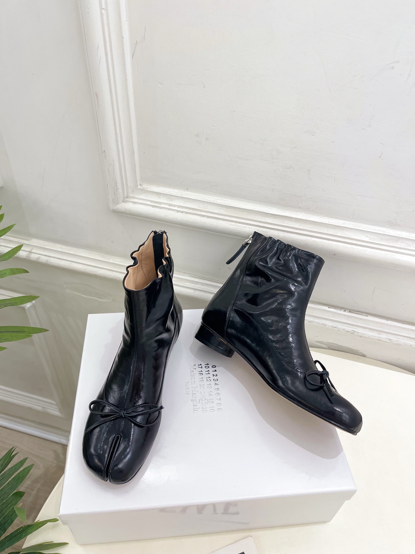Maison Margiela· 马吉拉26𝐬𝐬 2026秋冬新品 MM6复古蝴蝶结褶皱分趾短靴———————— MM Maison Margiela· 马吉拉26𝐬𝐬 2026秋冬新品 MM6复古蝴蝶结褶皱分趾短靴———————— MM