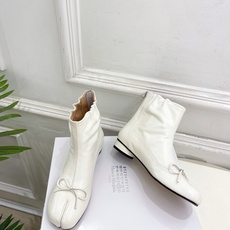Maison Margiela· 马吉拉26𝐬𝐬 2026秋冬新品 MM6复古蝴蝶结褶皱分趾短靴———————— MM Maison Margiela· 马吉拉26𝐬𝐬 2026秋冬新品 MM6复古蝴蝶结褶皱分趾短靴———————— MM