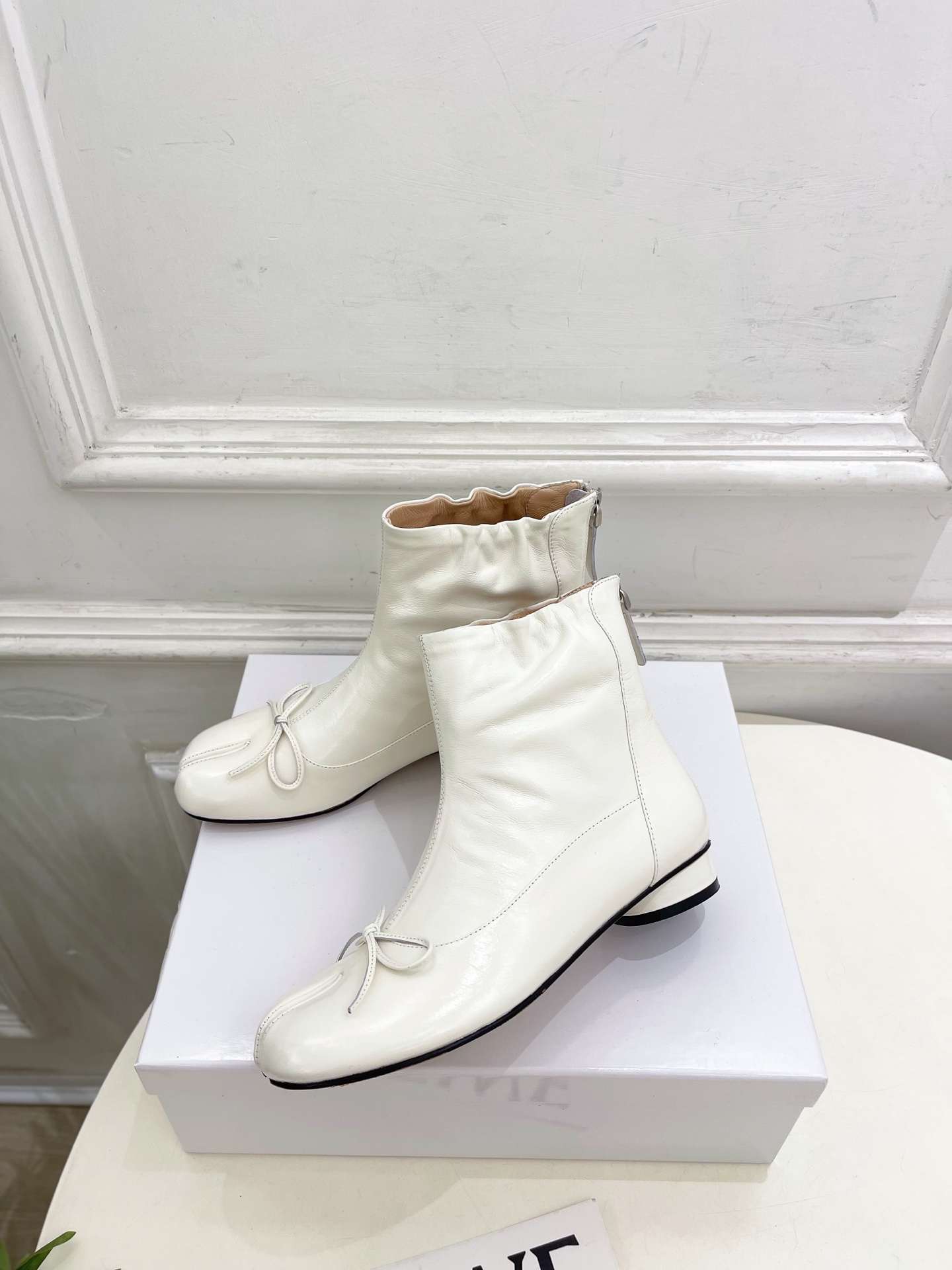 Maison Margiela· 马吉拉26𝐬𝐬 2026秋冬新品 MM6复古蝴蝶结褶皱分趾短靴———————— MM Maison Margiela· 马吉拉26𝐬𝐬 2026秋冬新品 MM6复古蝴蝶结褶皱分趾短靴———————— MM