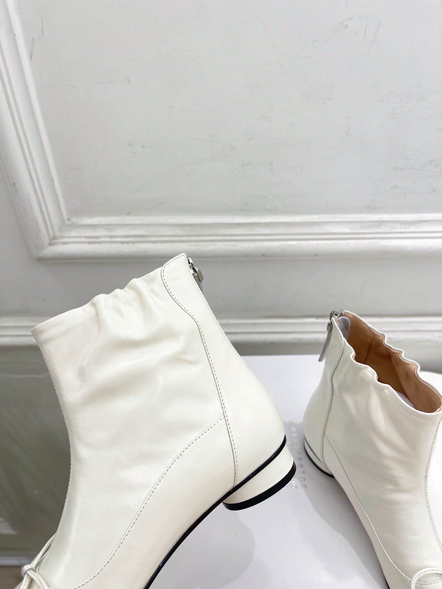Maison Margiela· 马吉拉26𝐬𝐬 2026秋冬新品 MM6复古蝴蝶结褶皱分趾短靴———————— MM Maison Margiela· 马吉拉26𝐬𝐬 2026秋冬新品 MM6复古蝴蝶结褶皱分趾短靴———————— MM