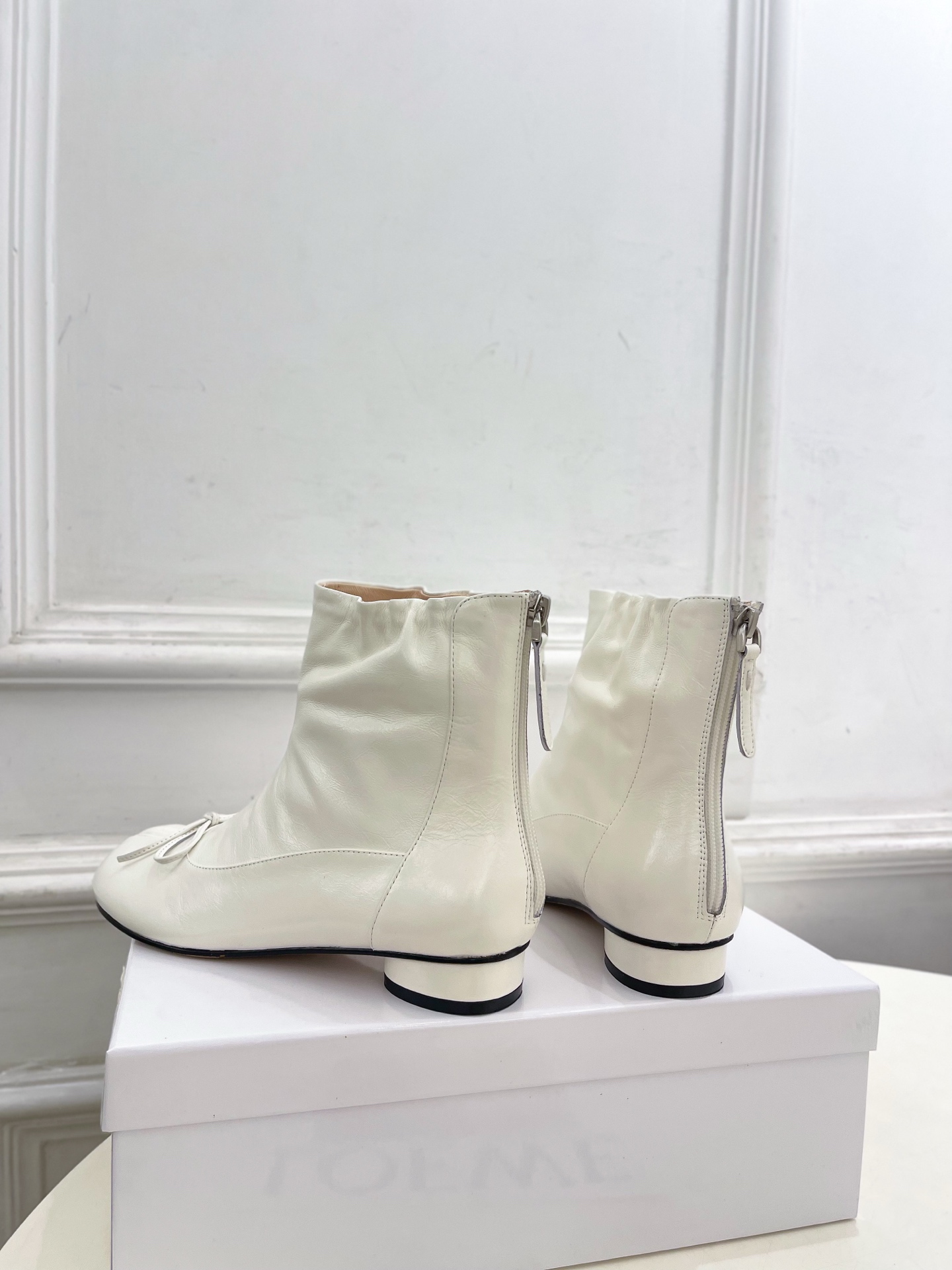 Maison Margiela· 马吉拉26𝐬𝐬 2026秋冬新品 MM6复古蝴蝶结褶皱分趾短靴———————— MM Maison Margiela· 马吉拉26𝐬𝐬 2026秋冬新品 MM6复古蝴蝶结褶皱分趾短靴———————— MM