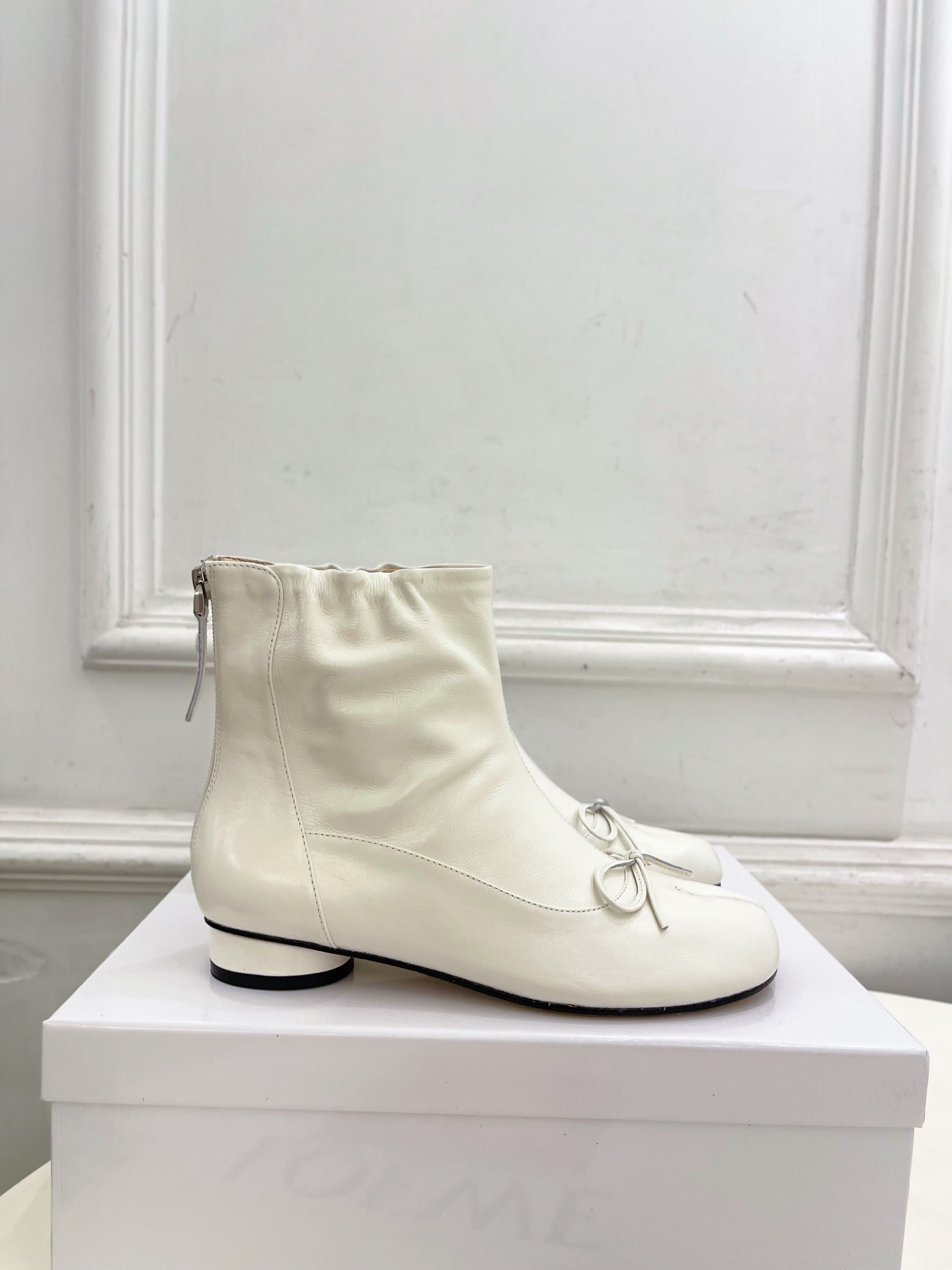 Maison Margiela· 马吉拉26𝐬𝐬 2026秋冬新品 MM6复古蝴蝶结褶皱分趾短靴———————— MM Maison Margiela· 马吉拉26𝐬𝐬 2026秋冬新品 MM6复古蝴蝶结褶皱分趾短靴———————— MM