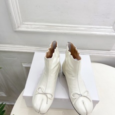 Maison Margiela· 马吉拉26𝐬𝐬 2026秋冬新品 MM6复古蝴蝶结褶皱分趾短靴———————— MM Maison Margiela· 马吉拉26𝐬𝐬 2026秋冬新品 MM6复古蝴蝶结褶皱分趾短靴———————— MM