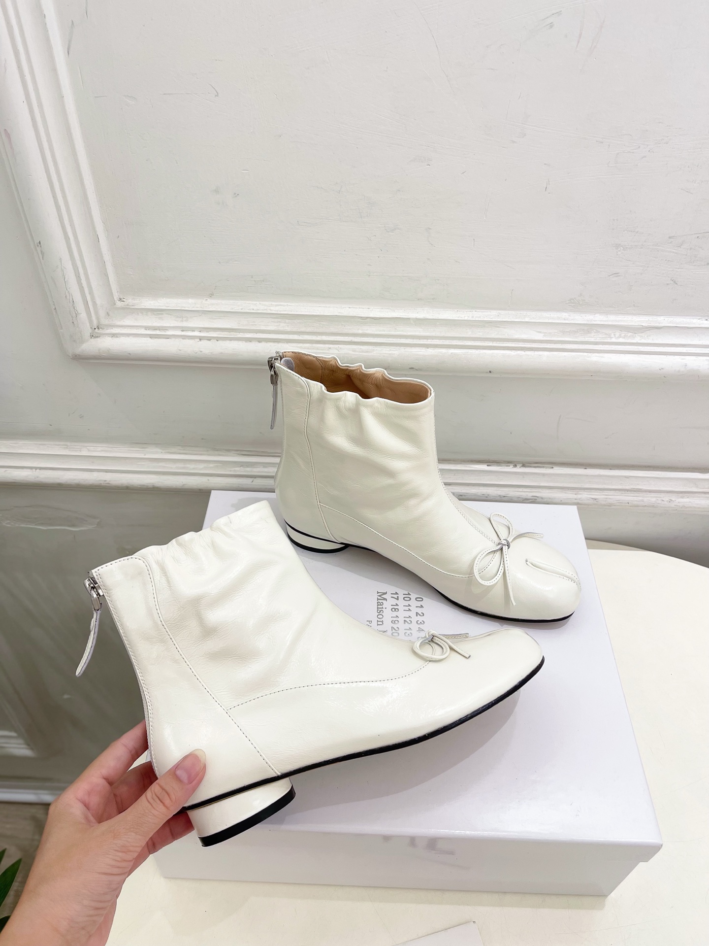 Maison Margiela· 马吉拉26𝐬𝐬 2026秋冬新品 MM6复古蝴蝶结褶皱分趾短靴———————— MM Maison Margiela· 马吉拉26𝐬𝐬 2026秋冬新品 MM6复古蝴蝶结褶皱分趾短靴———————— MM