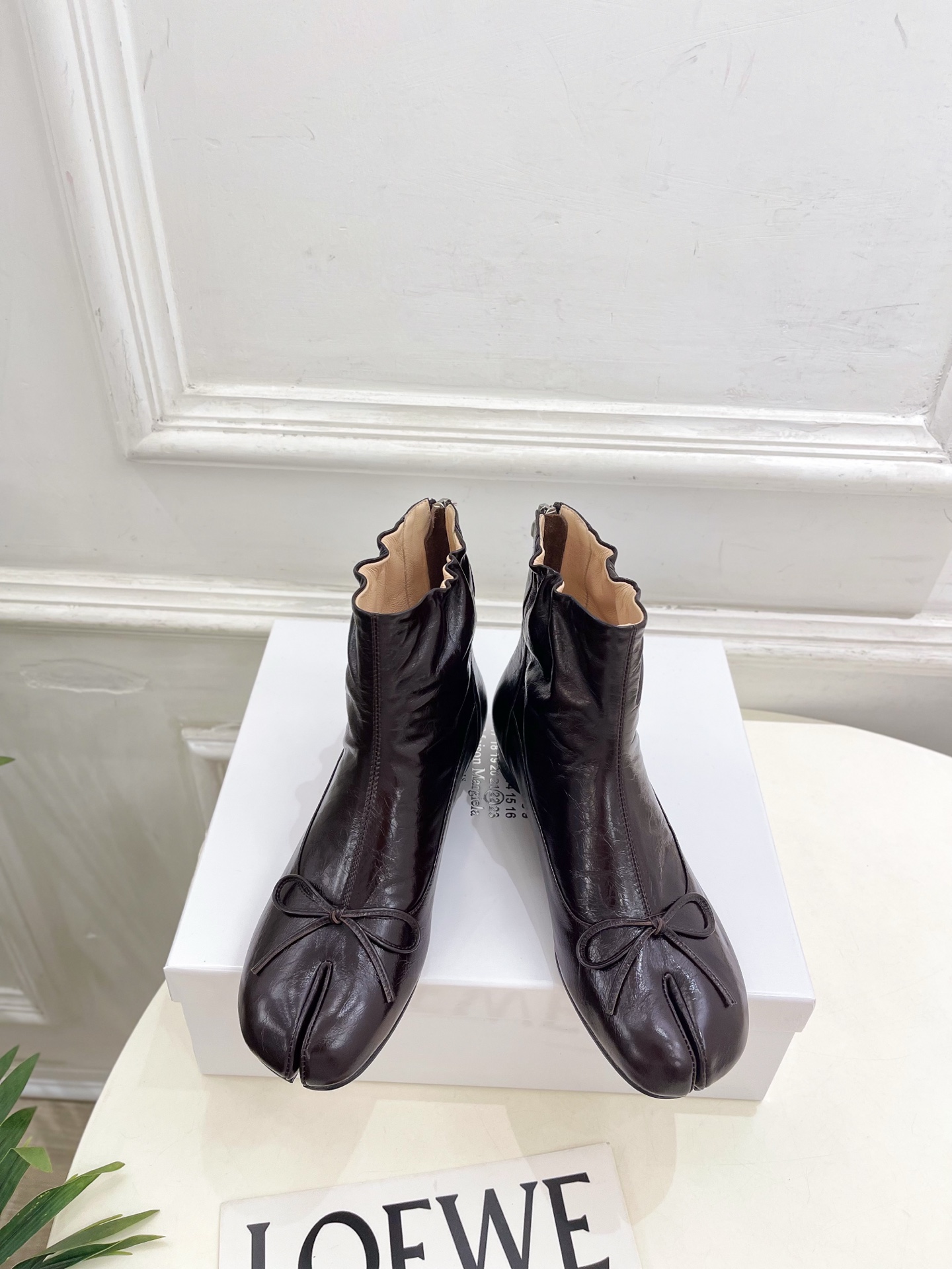 Maison Margiela· 马吉拉26𝐬𝐬 2026秋冬新品 MM6复古蝴蝶结褶皱分趾短靴———————— MM Maison Margiela· 马吉拉26𝐬𝐬 2026秋冬新品 MM6复古蝴蝶结褶皱分趾短靴———————— MM