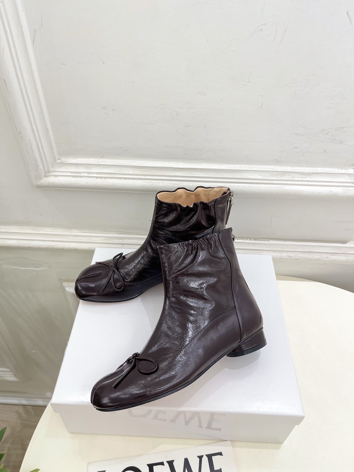 Maison Margiela· 马吉拉26𝐬𝐬 2026秋冬新品 MM6复古蝴蝶结褶皱分趾短靴———————— MM Maison Margiela· 马吉拉26𝐬𝐬 2026秋冬新品 MM6复古蝴蝶结褶皱分趾短靴———————— MM