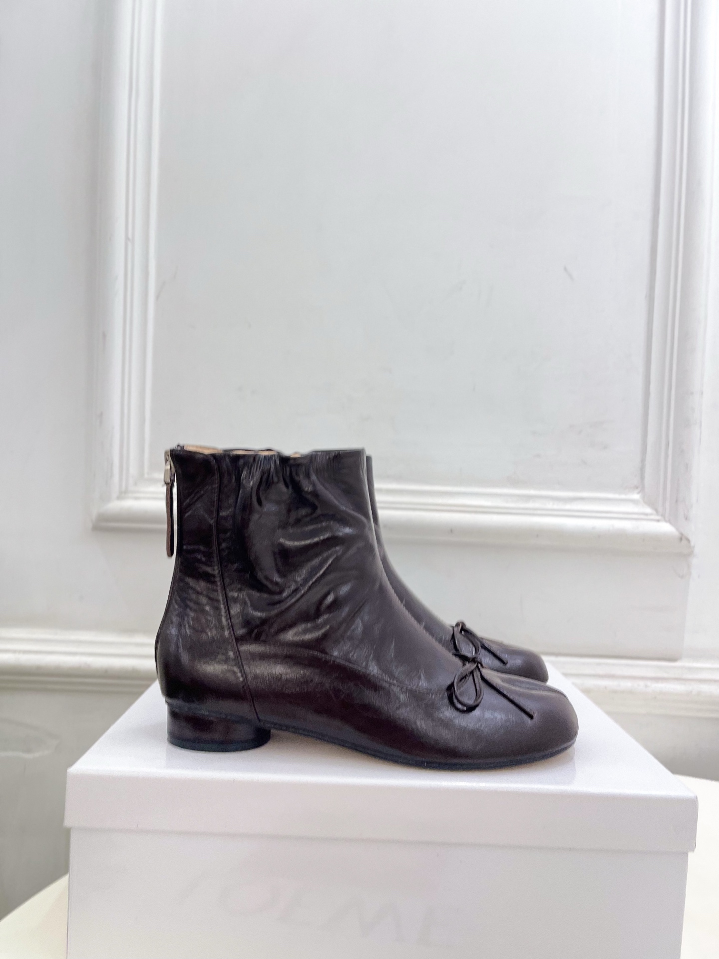 Maison Margiela· 马吉拉26𝐬𝐬 2026秋冬新品 MM6复古蝴蝶结褶皱分趾短靴———————— MM Maison Margiela· 马吉拉26𝐬𝐬 2026秋冬新品 MM6复古蝴蝶结褶皱分趾短靴———————— MM