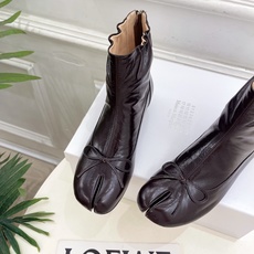 Maison Margiela· 马吉拉26𝐬𝐬 2026秋冬新品 MM6复古蝴蝶结褶皱分趾短靴———————— MM Maison Margiela· 马吉拉26𝐬𝐬 2026秋冬新品 MM6复古蝴蝶结褶皱分趾短靴———————— MM