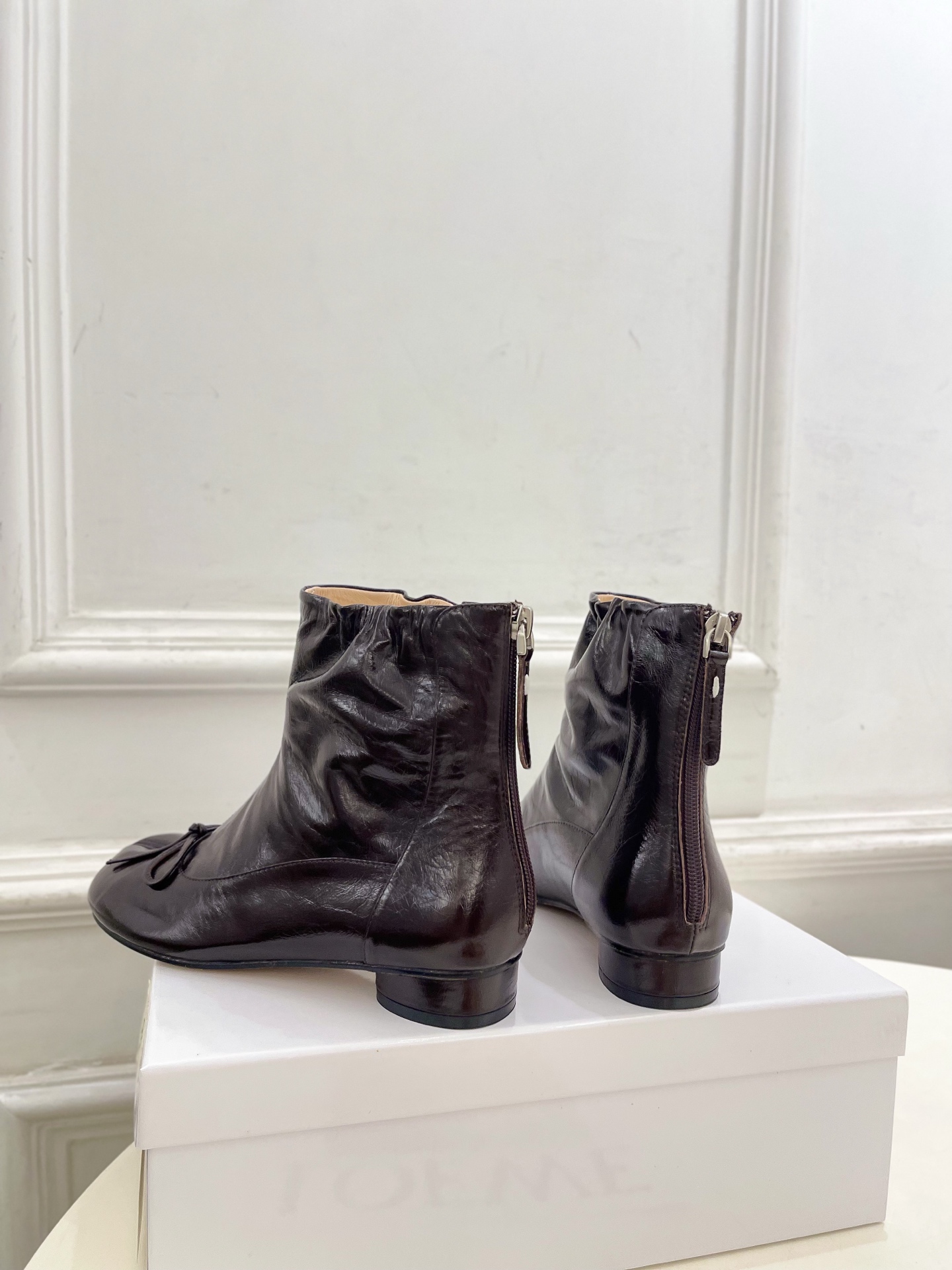 Maison Margiela· 马吉拉26𝐬𝐬 2026秋冬新品 MM6复古蝴蝶结褶皱分趾短靴———————— MM Maison Margiela· 马吉拉26𝐬𝐬 2026秋冬新品 MM6复古蝴蝶结褶皱分趾短靴———————— MM