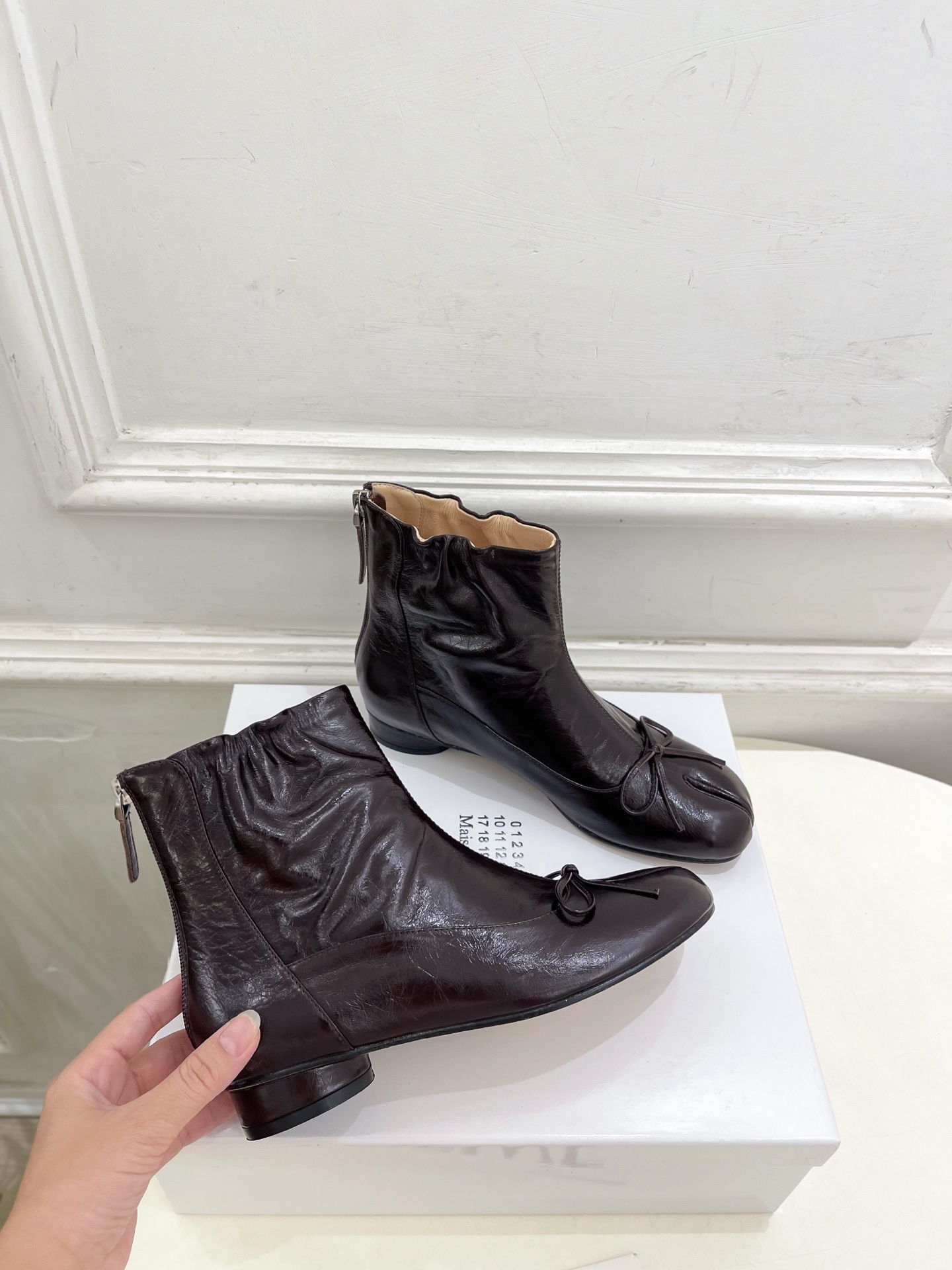 Maison Margiela· 马吉拉26𝐬𝐬 2026秋冬新品 MM6复古蝴蝶结褶皱分趾短靴———————— MM Maison Margiela· 马吉拉26𝐬𝐬 2026秋冬新品 MM6复古蝴蝶结褶皱分趾短靴———————— MM