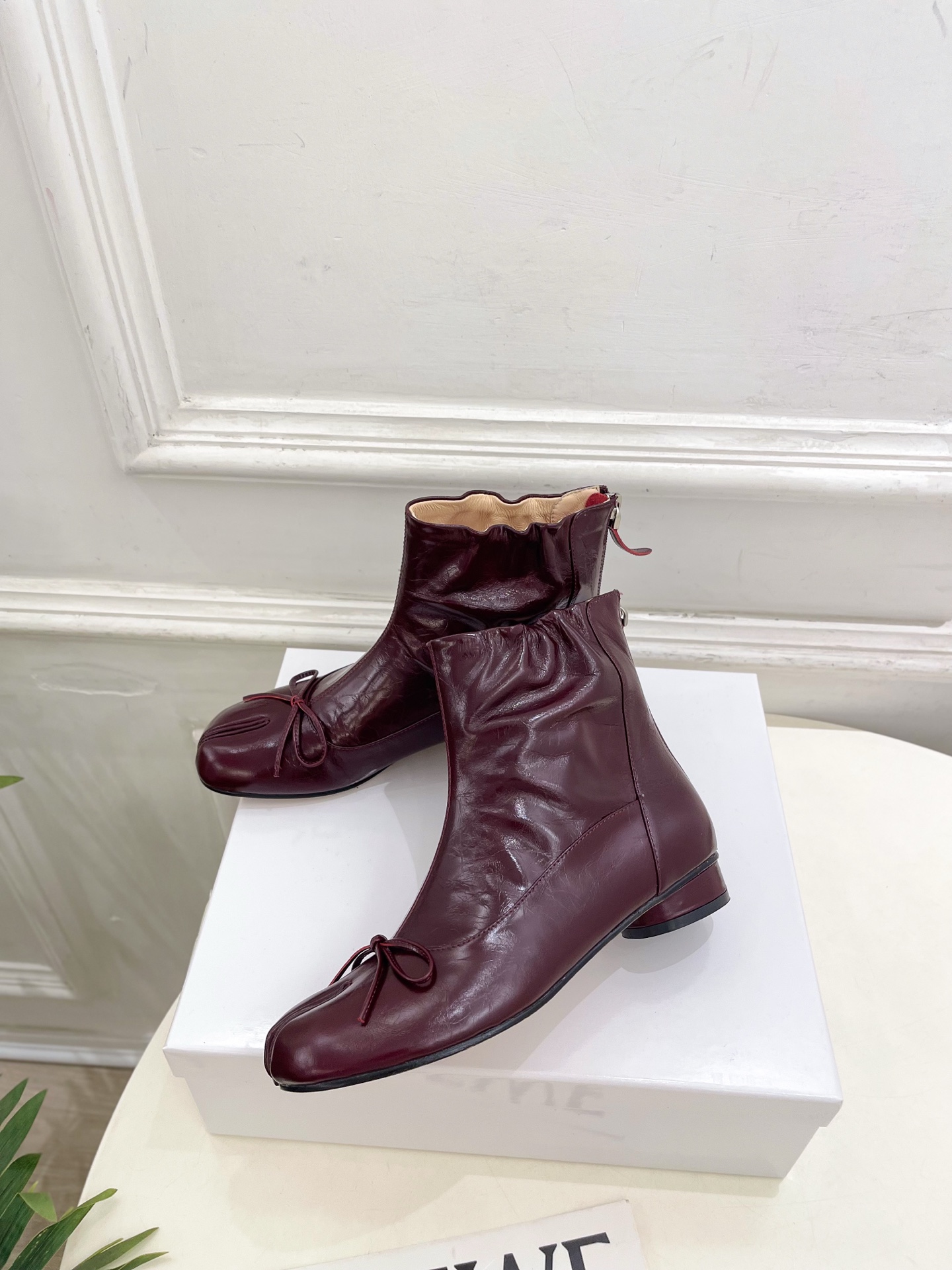 Maison Margiela· 马吉拉26𝐬𝐬 2026秋冬新品 MM6复古蝴蝶结褶皱分趾短靴———————— MM Maison Margiela· 马吉拉26𝐬𝐬 2026秋冬新品 MM6复古蝴蝶结褶皱分趾短靴———————— MM