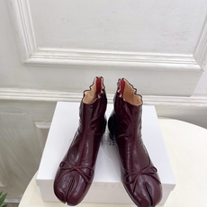 Maison Margiela· 马吉拉26𝐬𝐬 2026秋冬新品 MM6复古蝴蝶结褶皱分趾短靴———————— MM Maison Margiela· 马吉拉26𝐬𝐬 2026秋冬新品 MM6复古蝴蝶结褶皱分趾短靴———————— MM