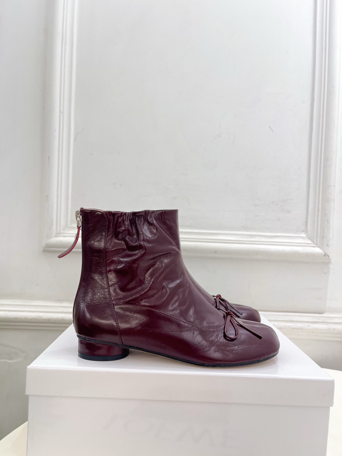Maison Margiela· 马吉拉26𝐬𝐬 2026秋冬新品 MM6复古蝴蝶结褶皱分趾短靴———————— MM Maison Margiela· 马吉拉26𝐬𝐬 2026秋冬新品 MM6复古蝴蝶结褶皱分趾短靴———————— MM