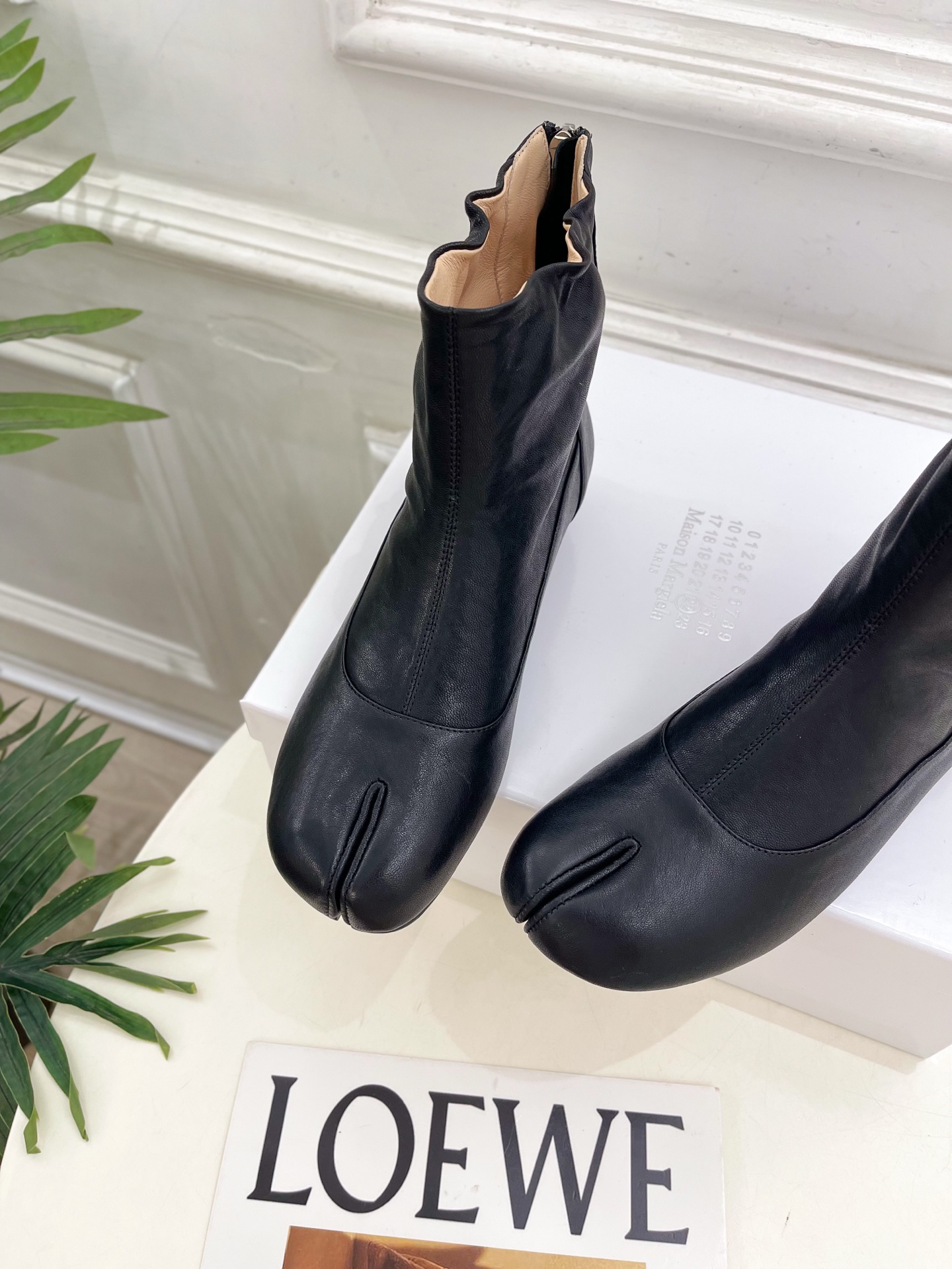 Maison Margiela· 马吉拉26𝐬𝐬 2026秋冬新品 MM6复古蝴蝶结褶皱分趾短靴———————— MM Maison Margiela· 马吉拉26𝐬𝐬 2026秋冬新品 MM6复古蝴蝶结褶皱分趾短靴———————— MM