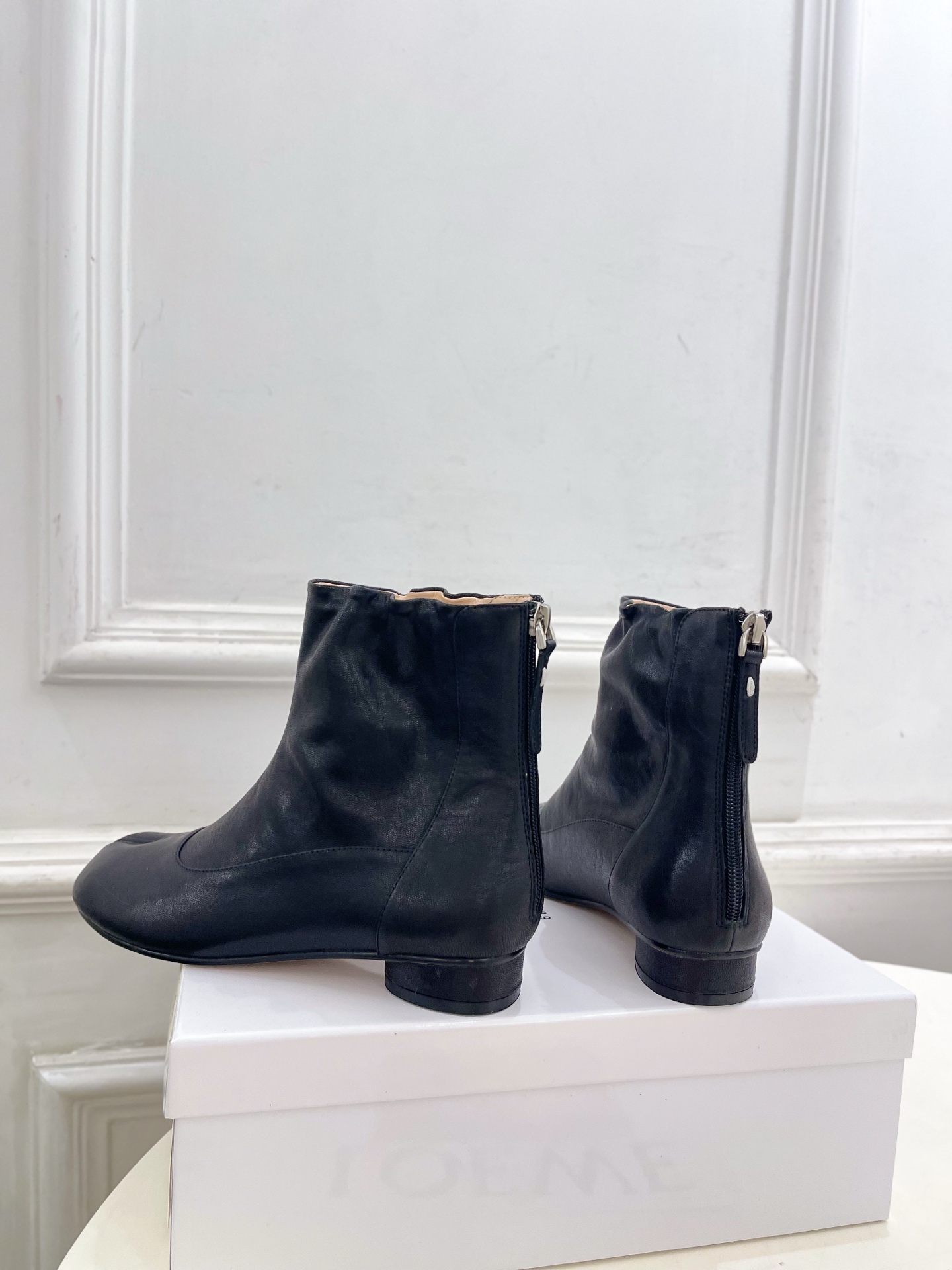 Maison Margiela· 马吉拉26𝐬𝐬 2026秋冬新品 MM6复古蝴蝶结褶皱分趾短靴———————— MM Maison Margiela· 马吉拉26𝐬𝐬 2026秋冬新品 MM6复古蝴蝶结褶皱分趾短靴———————— MM