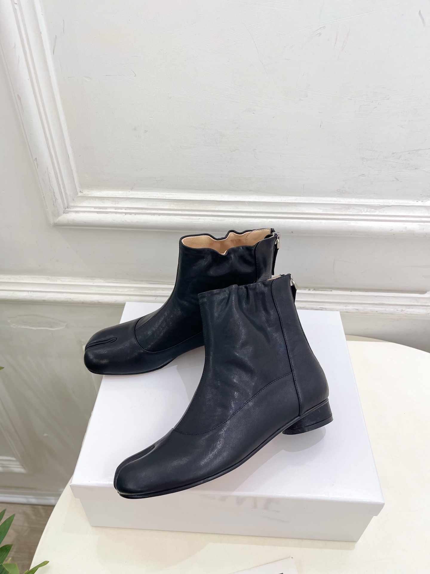 Maison Margiela· 马吉拉26𝐬𝐬 2026秋冬新品 MM6复古蝴蝶结褶皱分趾短靴———————— MM Maison Margiela· 马吉拉26𝐬𝐬 2026秋冬新品 MM6复古蝴蝶结褶皱分趾短靴———————— MM