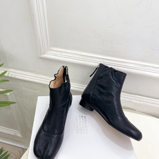 Maison Margiela· 马吉拉26𝐬𝐬 2026秋冬新品 MM6复古蝴蝶结褶皱分趾短靴———————— MM Maison Margiela· 马吉拉26𝐬𝐬 2026秋冬新品 MM6复古蝴蝶结褶皱分趾短靴———————— MM