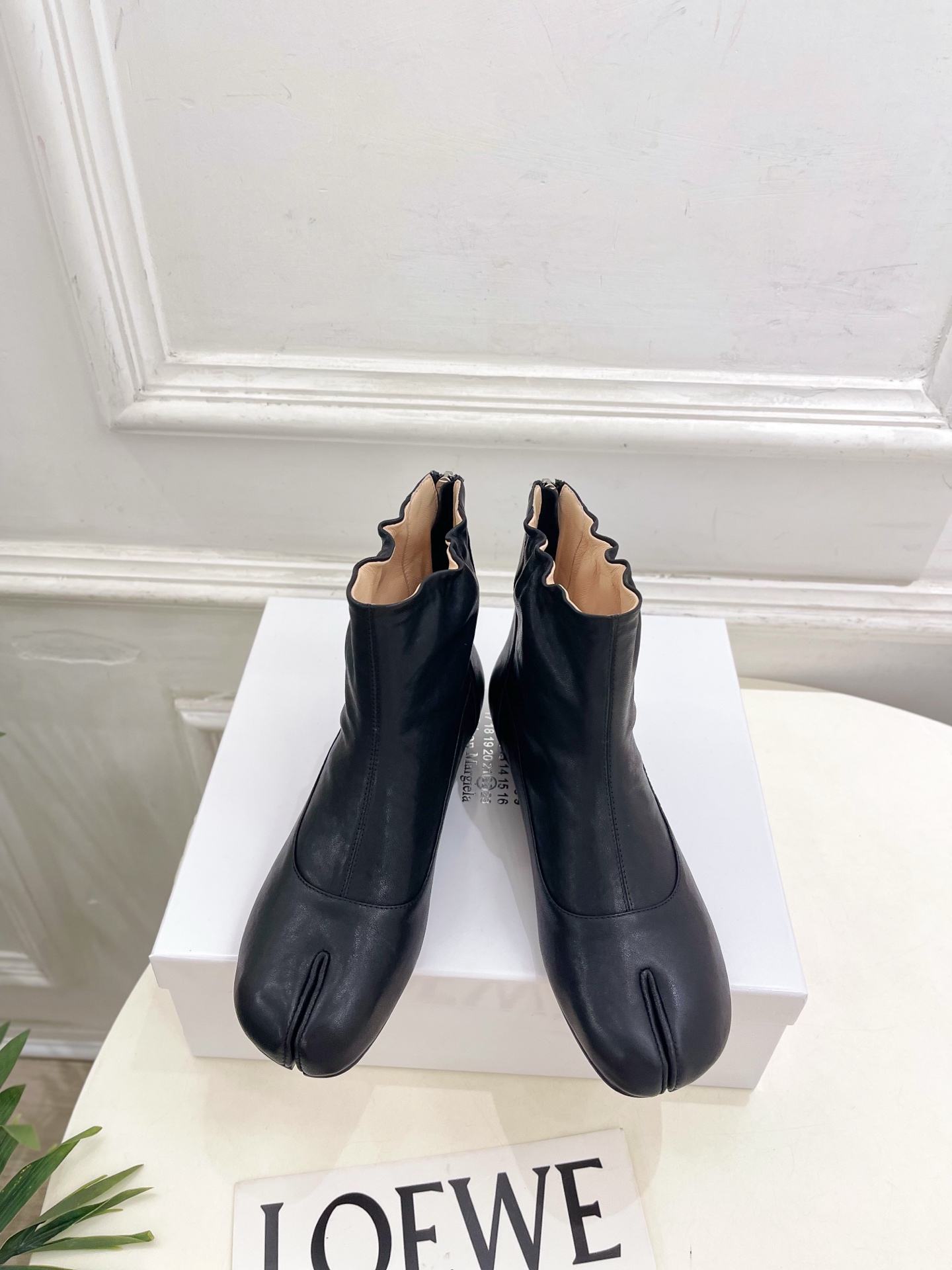 Maison Margiela· 马吉拉26𝐬𝐬 2026秋冬新品 MM6复古蝴蝶结褶皱分趾短靴———————— MM Maison Margiela· 马吉拉26𝐬𝐬 2026秋冬新品 MM6复古蝴蝶结褶皱分趾短靴———————— MM