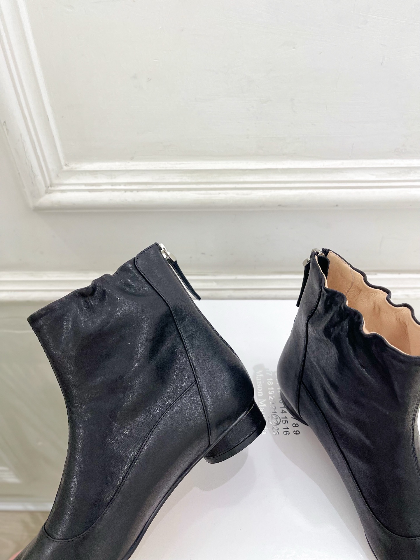 Maison Margiela· 马吉拉26𝐬𝐬 2026秋冬新品 MM6复古蝴蝶结褶皱分趾短靴———————— MM Maison Margiela· 马吉拉26𝐬𝐬 2026秋冬新品 MM6复古蝴蝶结褶皱分趾短靴———————— MM