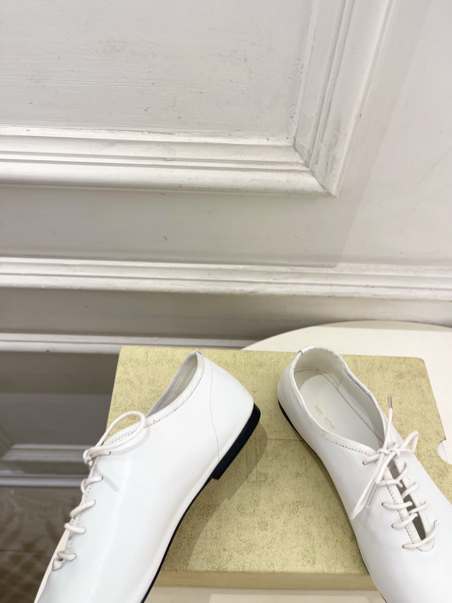 The row 2026新品 复古极简系带平底小皮鞋 ————————— 作为这两年最受欢迎的设计师牌，设计简单、细节巧