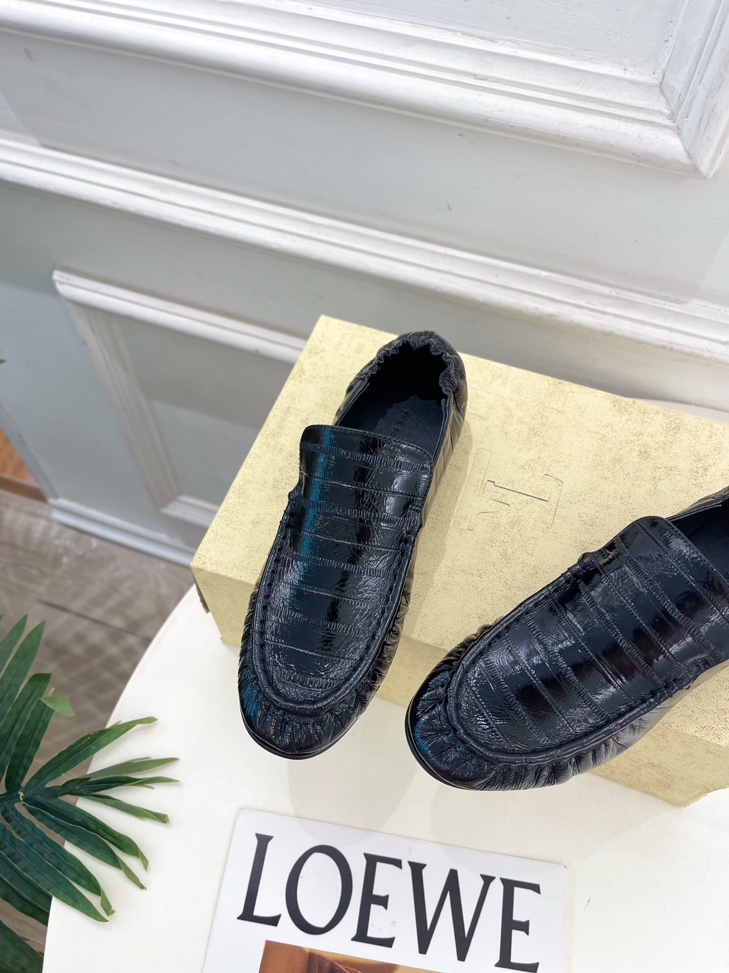 The row 2026春夏新品 复古褶皱粗跟乐福鞋 ————————— 作为这两年最受欢迎的设计师牌,设计简单、细节巧 The row 2026春夏新品 复古褶皱粗跟乐福鞋 ————————— 作为这两年最受欢迎的设计师牌,设计简单、细节巧