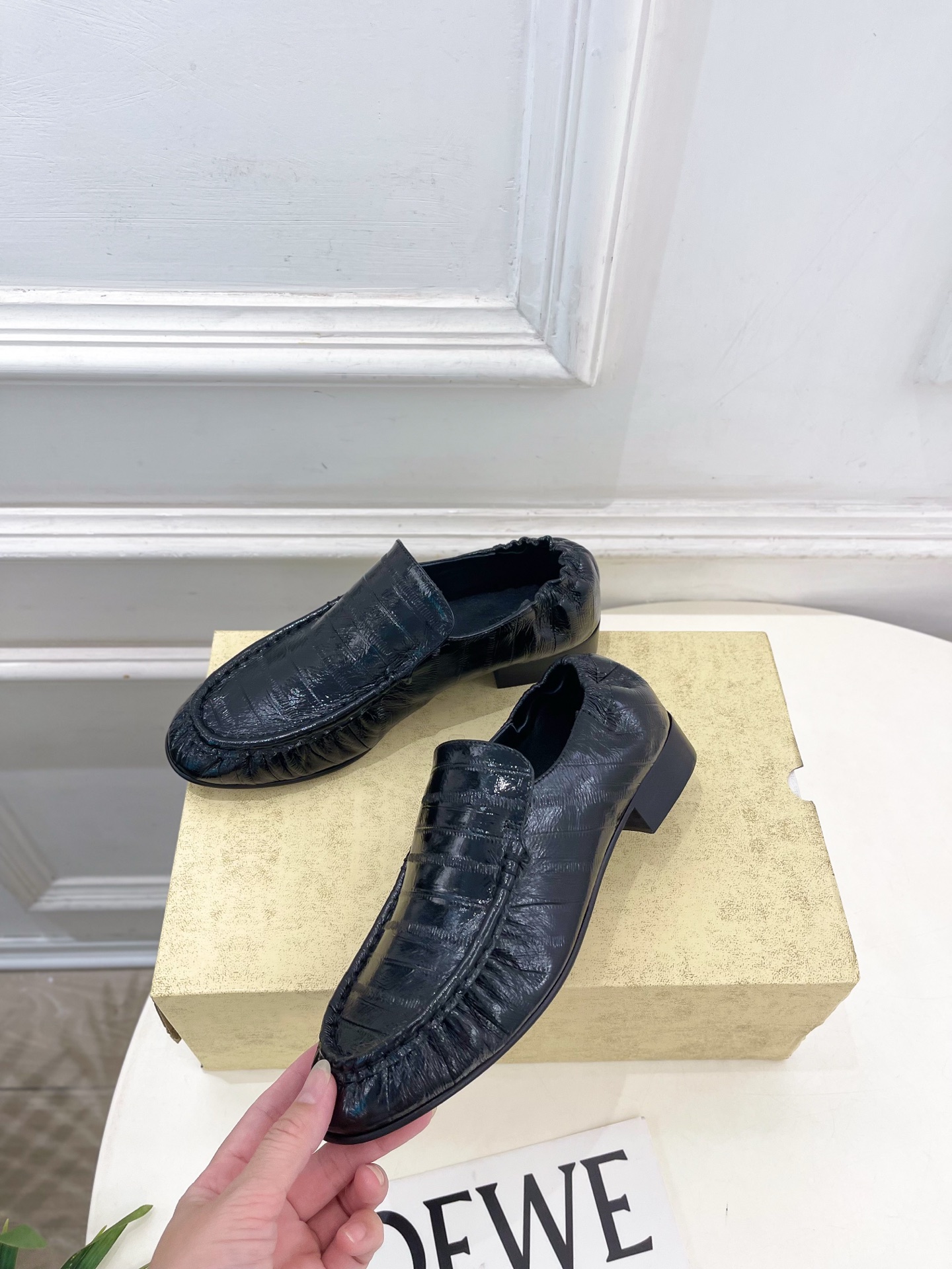 The row 2026春夏新品 复古褶皱粗跟乐福鞋 ————————— 作为这两年最受欢迎的设计师牌,设计简单、细节巧 The row 2026春夏新品 复古褶皱粗跟乐福鞋 ————————— 作为这两年最受欢迎的设计师牌,设计简单、细节巧