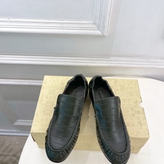 The row 2026春夏新品 复古褶皱粗跟乐福鞋 ————————— 作为这两年最受欢迎的设计师牌,设计简单、细节巧 The row 2026春夏新品 复古褶皱粗跟乐福鞋 ————————— 作为这两年最受欢迎的设计师牌,设计简单、细节巧
