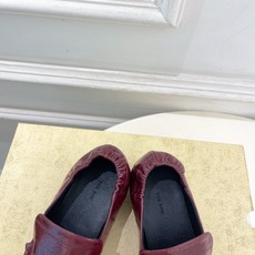 The row 2026春夏新品 复古褶皱粗跟乐福鞋 ————————— 作为这两年最受欢迎的设计师牌,设计简单、细节巧 The row 2026春夏新品 复古褶皱粗跟乐福鞋 ————————— 作为这两年最受欢迎的设计师牌,设计简单、细节巧