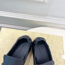 The row 2026春夏新品 复古褶皱粗跟乐福鞋 ————————— 作为这两年最受欢迎的设计师牌,设计简单、细节巧 The row 2026春夏新品 复古褶皱粗跟乐福鞋 ————————— 作为这两年最受欢迎的设计师牌,设计简单、细节巧