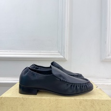 The row 2026春夏新品 复古褶皱粗跟乐福鞋 ————————— 作为这两年最受欢迎的设计师牌,设计简单、细节巧 The row 2026春夏新品 复古褶皱粗跟乐福鞋 ————————— 作为这两年最受欢迎的设计师牌,设计简单、细节巧