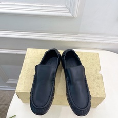 The row 2026春夏新品 复古褶皱粗跟乐福鞋 ————————— 作为这两年最受欢迎的设计师牌,设计简单、细节巧 The row 2026春夏新品 复古褶皱粗跟乐福鞋 ————————— 作为这两年最受欢迎的设计师牌,设计简单、细节巧