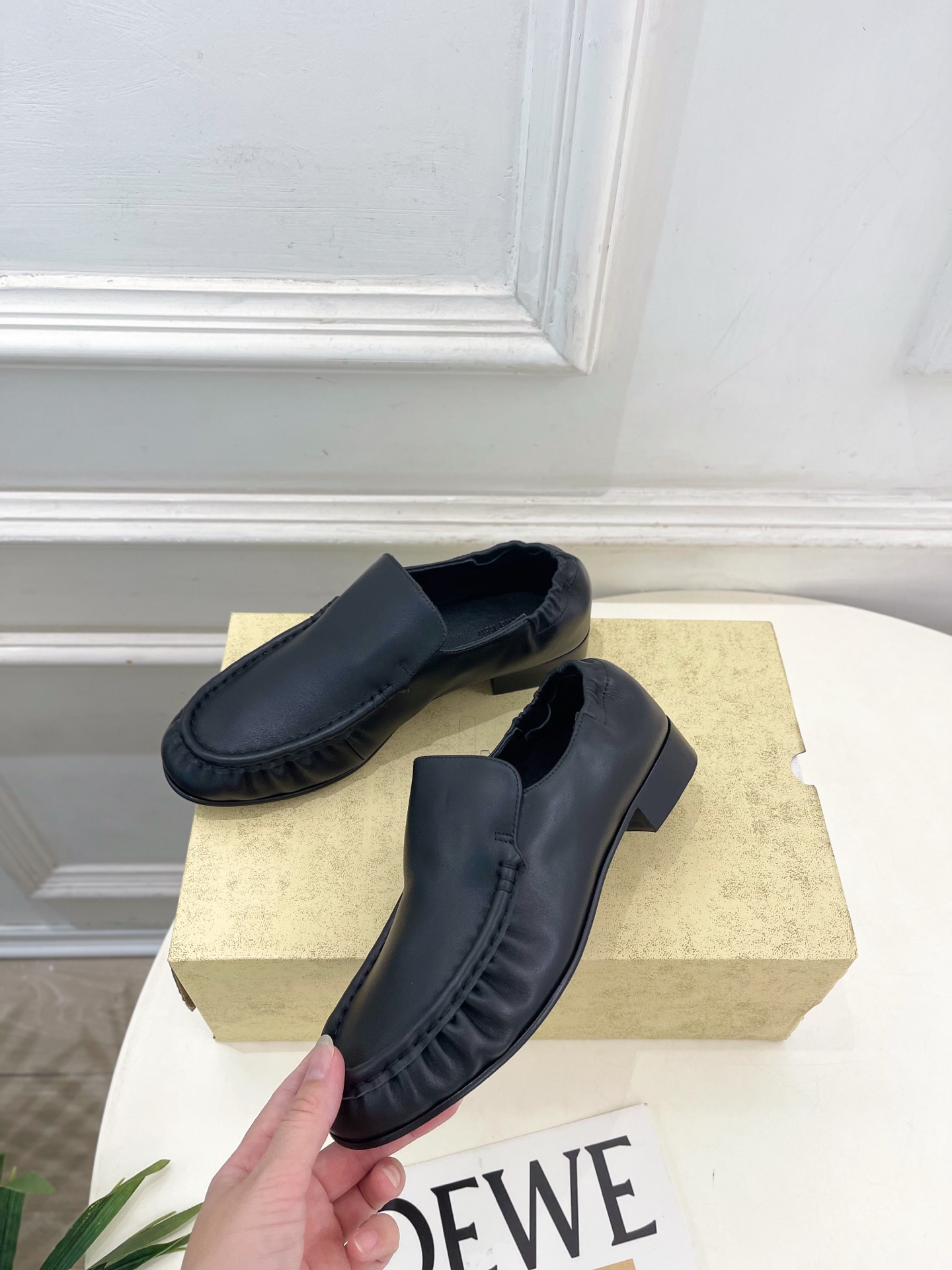 The row 2026春夏新品 复古褶皱粗跟乐福鞋 ————————— 作为这两年最受欢迎的设计师牌,设计简单、细节巧 The row 2026春夏新品 复古褶皱粗跟乐福鞋 ————————— 作为这两年最受欢迎的设计师牌,设计简单、细节巧