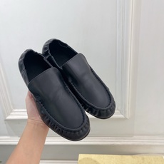The row 2026春夏新品 复古褶皱粗跟乐福鞋 ————————— 作为这两年最受欢迎的设计师牌,设计简单、细节巧 The row 2026春夏新品 复古褶皱粗跟乐福鞋 ————————— 作为这两年最受欢迎的设计师牌,设计简单、细节巧