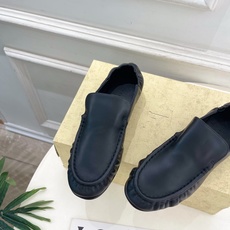 The row 2026春夏新品 复古褶皱粗跟乐福鞋 ————————— 作为这两年最受欢迎的设计师牌,设计简单、细节巧 The row 2026春夏新品 复古褶皱粗跟乐福鞋 ————————— 作为这两年最受欢迎的设计师牌,设计简单、细节巧