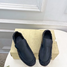 The row 2026春夏新品 复古褶皱粗跟乐福鞋 ————————— 作为这两年最受欢迎的设计师牌,设计简单、细节巧 The row 2026春夏新品 复古褶皱粗跟乐福鞋 ————————— 作为这两年最受欢迎的设计师牌,设计简单、细节巧