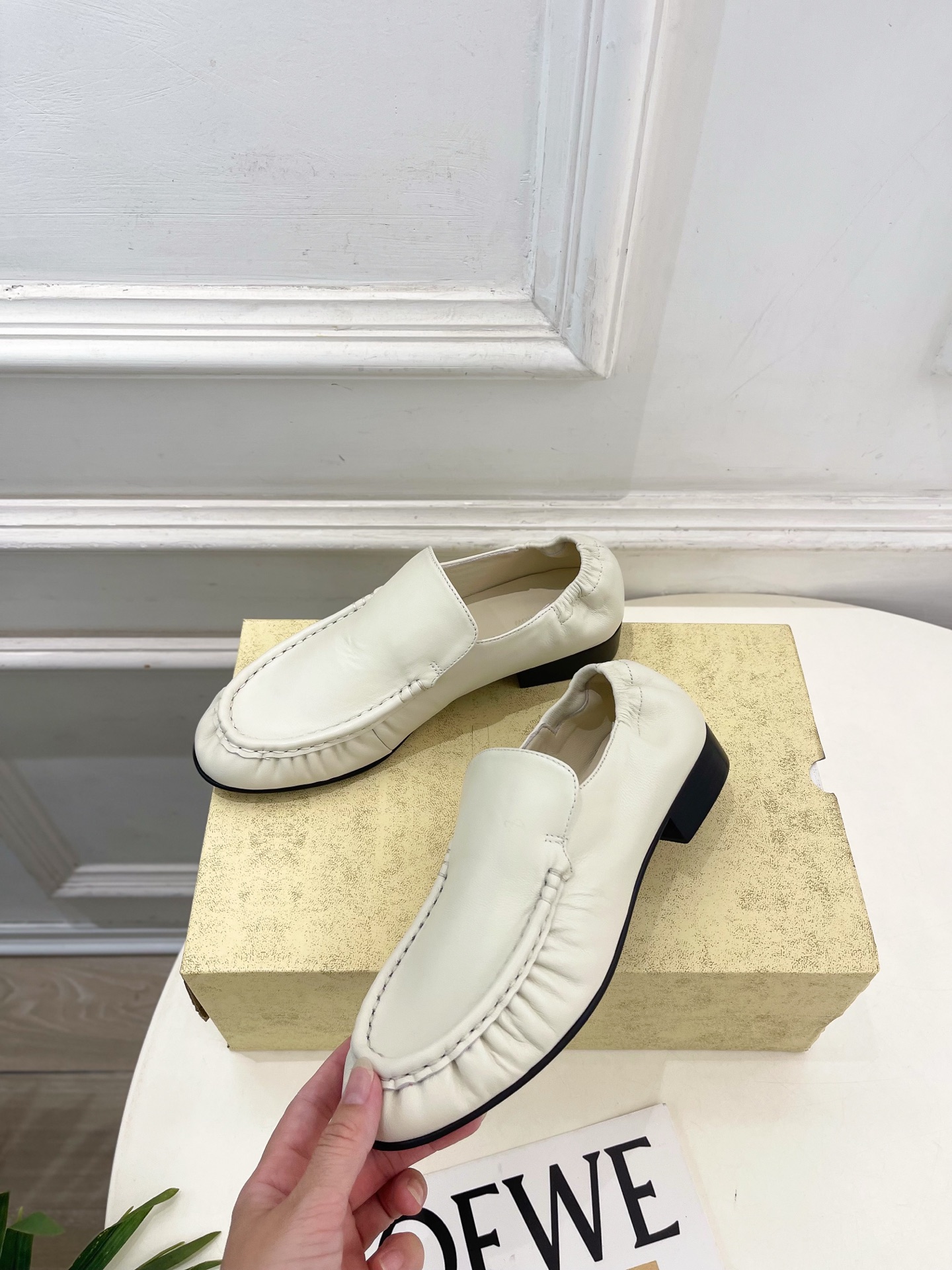 The row 2026春夏新品 复古褶皱粗跟乐福鞋 ————————— 作为这两年最受欢迎的设计师牌,设计简单、细节巧 The row 2026春夏新品 复古褶皱粗跟乐福鞋 ————————— 作为这两年最受欢迎的设计师牌,设计简单、细节巧