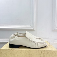 The row 2026春夏新品 复古褶皱粗跟乐福鞋 ————————— 作为这两年最受欢迎的设计师牌,设计简单、细节巧 The row 2026春夏新品 复古褶皱粗跟乐福鞋 ————————— 作为这两年最受欢迎的设计师牌,设计简单、细节巧