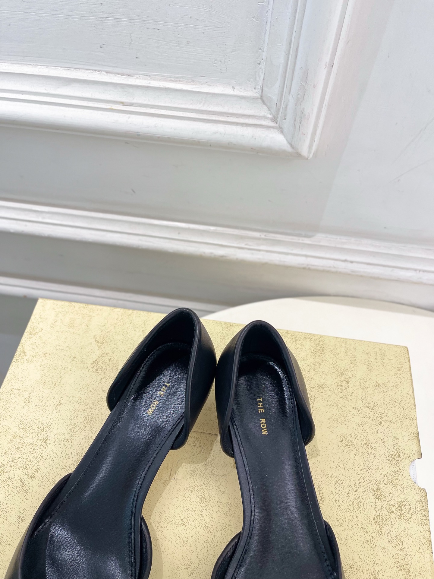 The row 2026秋冬新品 TR极简复古猫跟中空鞋 ————————— TR作为这两年最受欢迎的设计师牌,设计简 The row 2026秋冬新品 TR极简复古猫跟中空鞋 ————————— TR作为这两年最受欢迎的设计师牌,设计简
