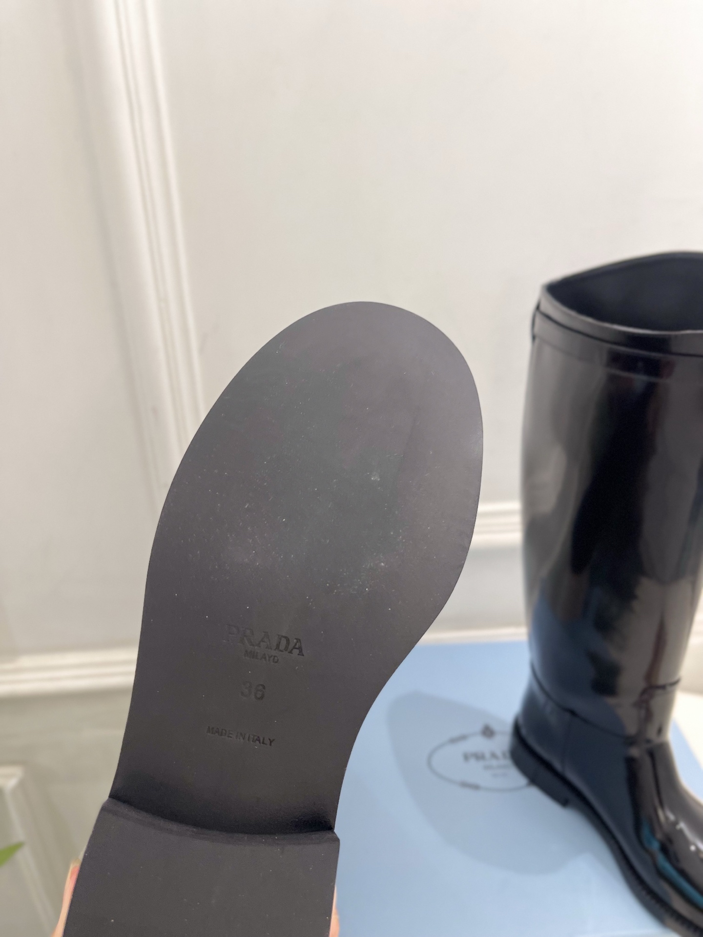 PRADA 普拉达  26𝐬𝐬  🌈2026秋冬新品 专柜走秀款 经典字母皮带扣粗跟长筒骑士靴 系列〰 ◽鞋面：原版高定