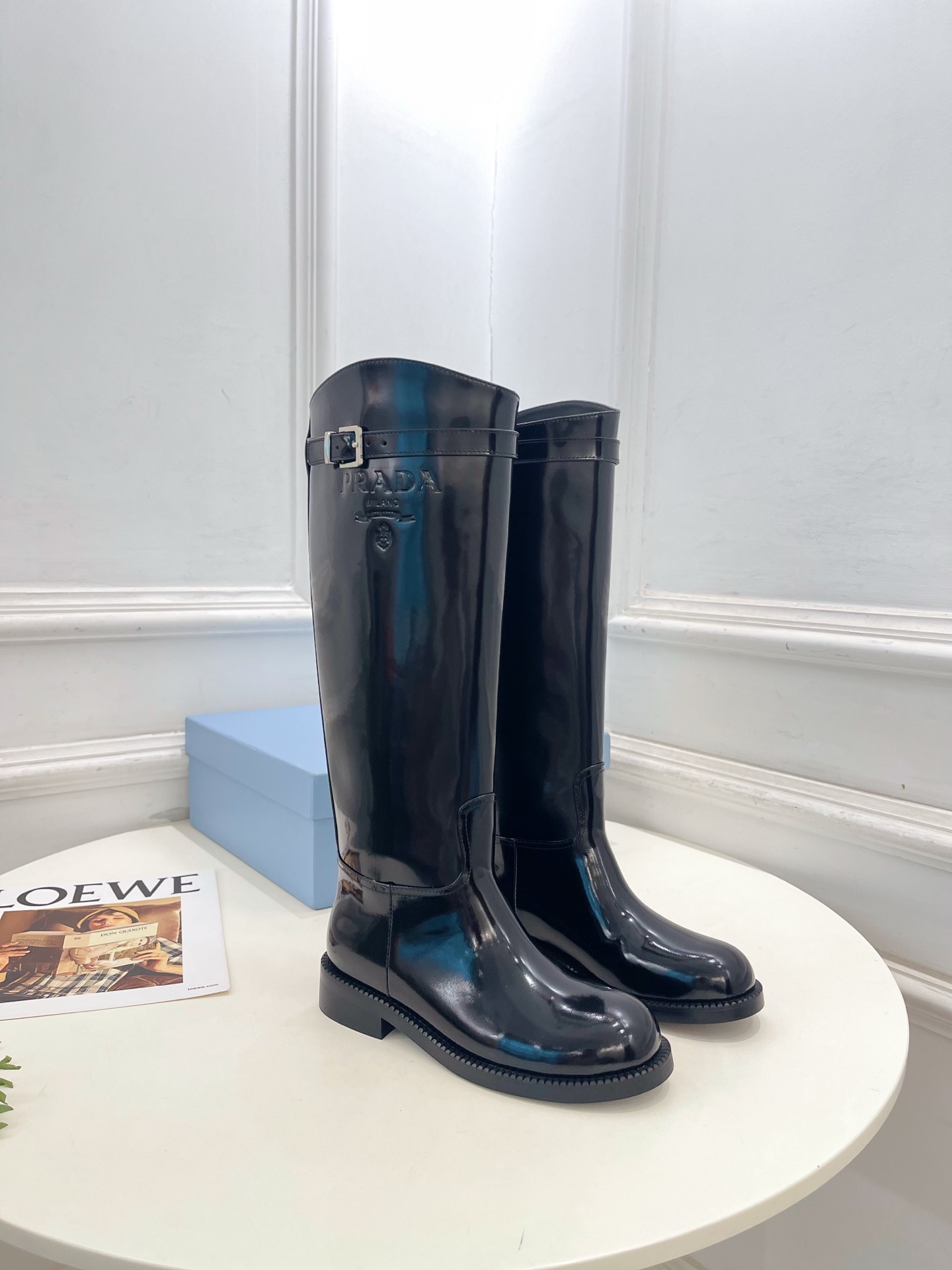 PRADA 普拉达  26𝐬𝐬  🌈2026秋冬新品 专柜走秀款 经典字母皮带扣粗跟长筒骑士靴 系列〰 ◽鞋面：原版高定
