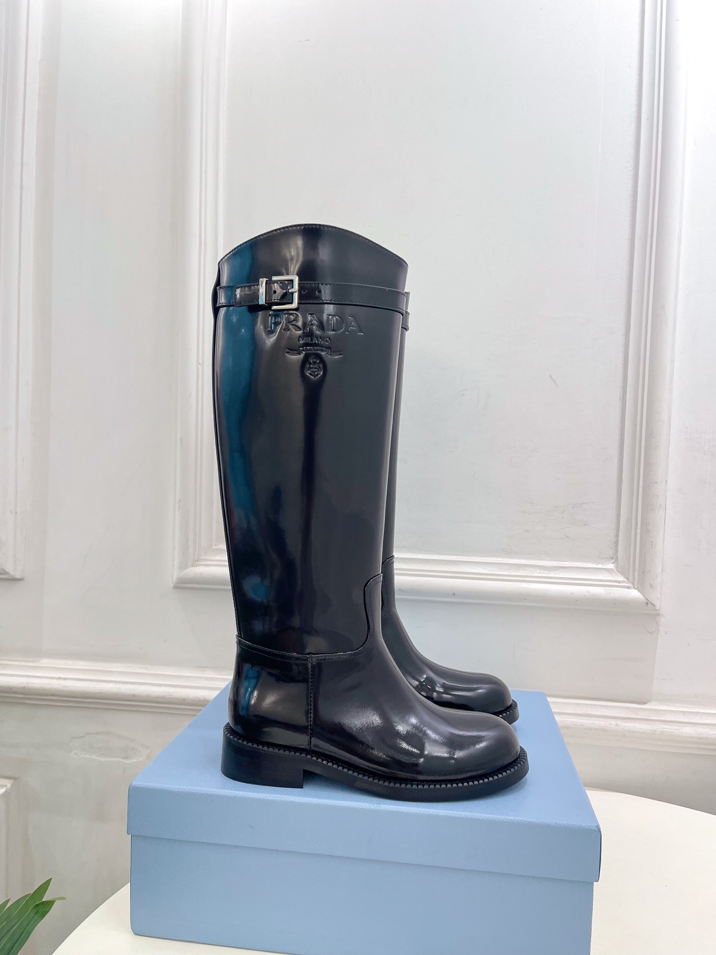PRADA 普拉达  26𝐬𝐬  🌈2026秋冬新品 专柜走秀款 经典字母皮带扣粗跟长筒骑士靴 系列〰 ◽鞋面：原版高定