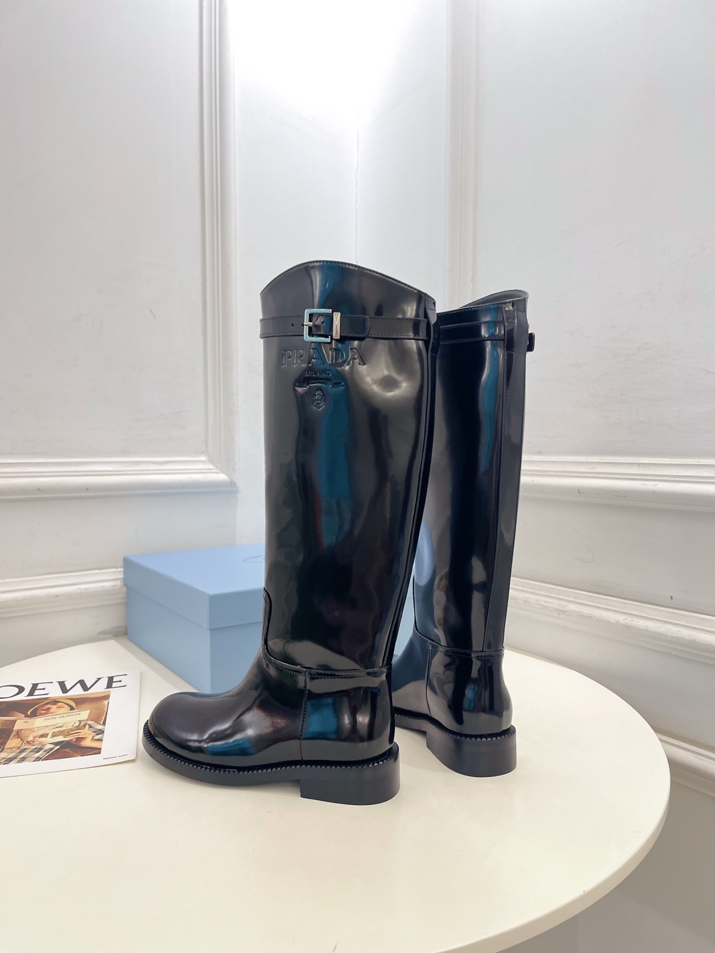 PRADA 普拉达  26𝐬𝐬  🌈2026秋冬新品 专柜走秀款 经典字母皮带扣粗跟长筒骑士靴 系列〰 ◽鞋面：原版高定